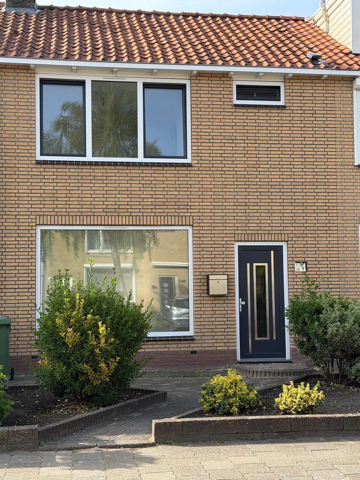 Moderne voordeur met glas geplaatst door RaWa Kozijnen