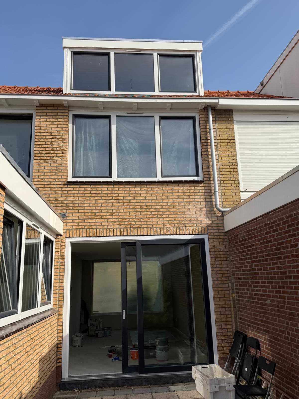 Aluminium schuifpui verbindt woonkamer met tuin