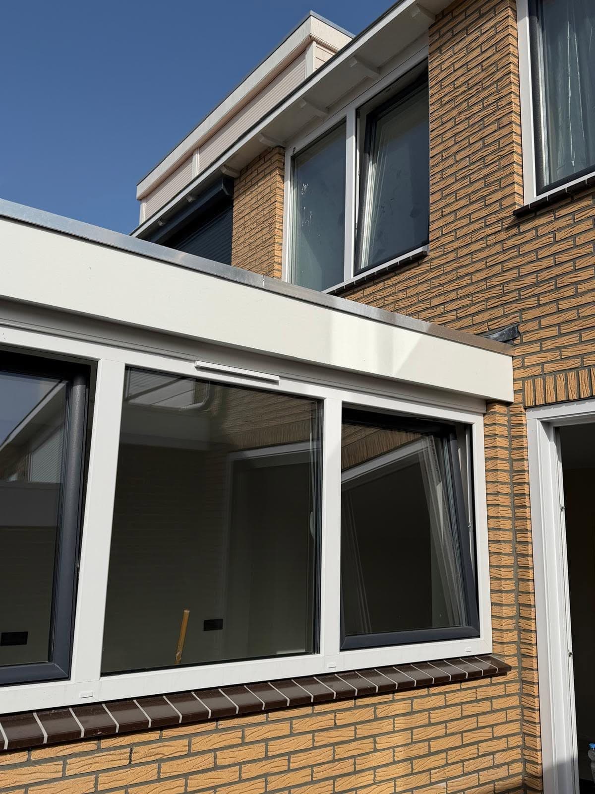 Stalen kozijn met helder glas voor een industrieel interieur