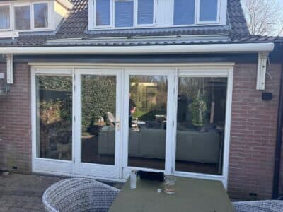 Witte openslaande tuindeuren aan de achterzijde van een woning