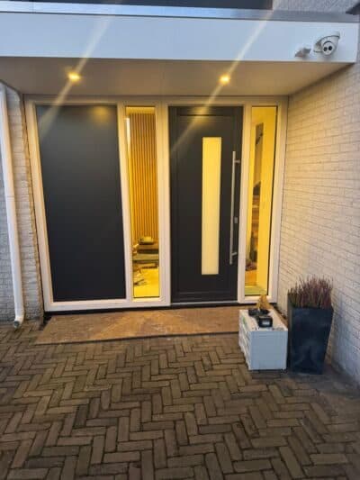 Hal met nieuwe binnendeuren en warme sfeerverlichting