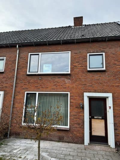 Rijtjeswoning met nieuwe witte kunststof ramen in de voorgevel