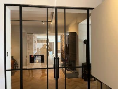 Stalen scheidingswand tussen keuken en woonkamer